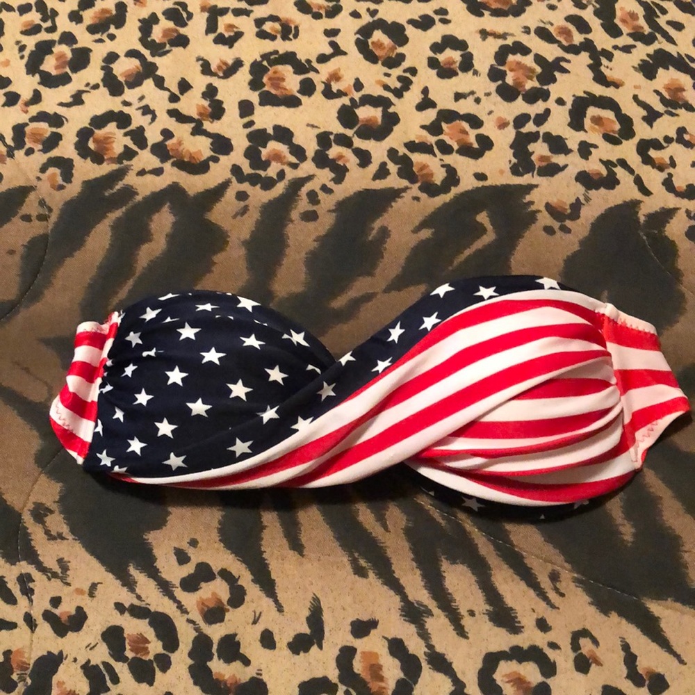 🌻5/$25🌻 Red, White & Blue🇱🇷swimsuit Top size M